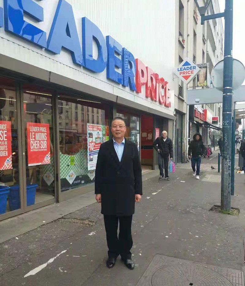 最新出国务工人员-国外留影.jpg